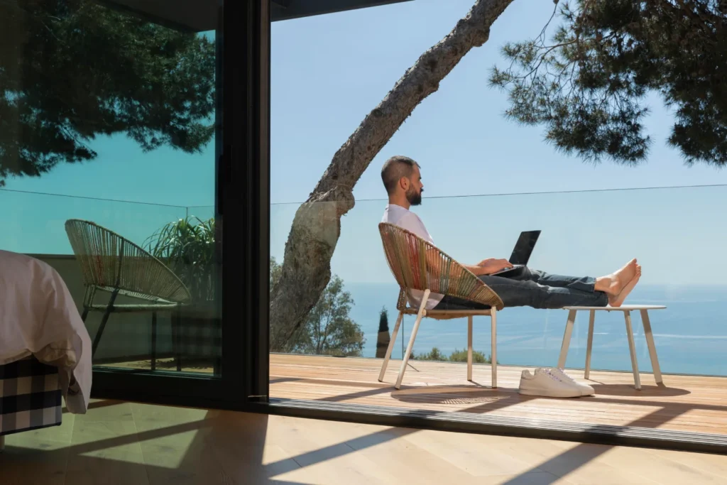 Mann arbeitet im Freien mit Laptop – als digitaler Nomade in Thailand dank eSIM flexibel und überall verbunden.