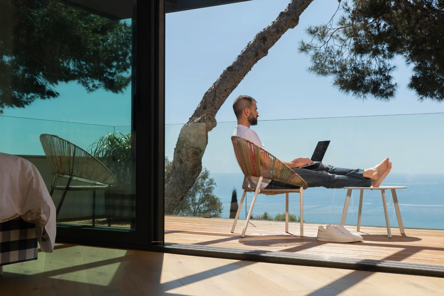 Mann arbeitet im Freien mit Laptop – als digitaler Nomade in Thailand dank eSIM flexibel und überall verbunden.